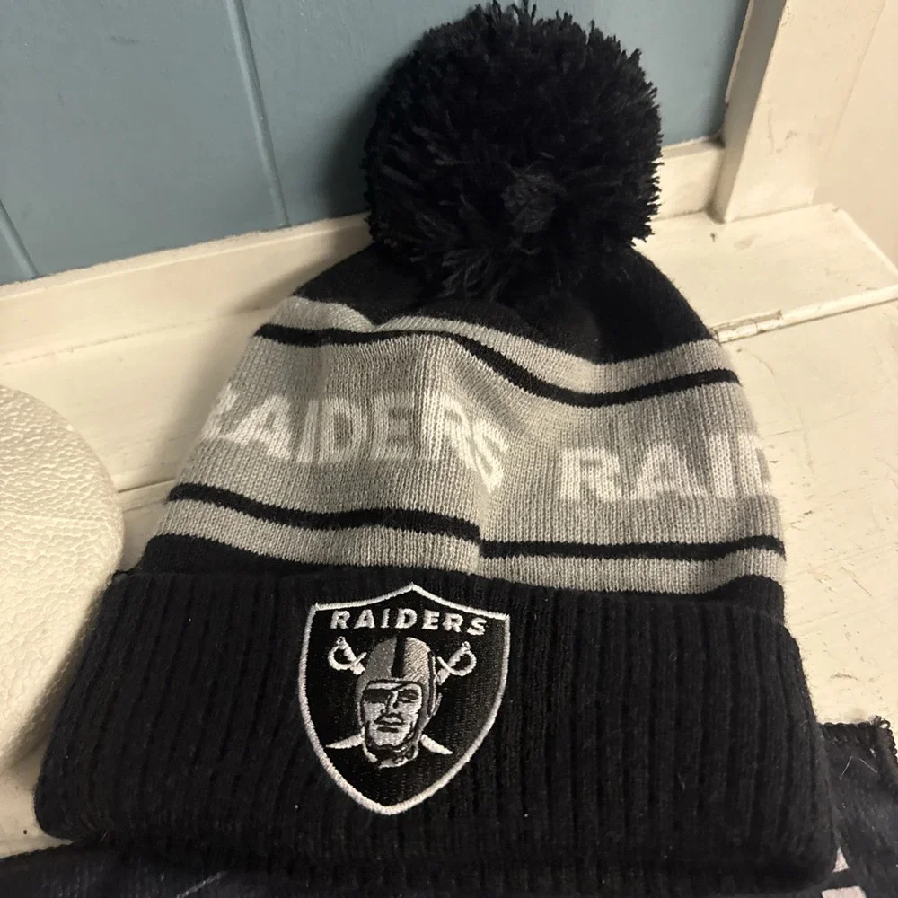 Lot Of Las Vegas Raiders NFL 2 Pom Knit Beanies + Cliff Branch‎ 21 Towel